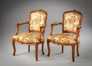 картинка Комплект старинных кресел (2 шт.) из красного дерева салоне старинных вещей "Шебби" являющийся официальным дистрибьютором в России и Беларуси