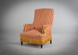 картинка Антикварное кресло с обивкой в вертикальную полоску салоне старинных вещей "Шебби" являющийся официальным дистрибьютором в России и Беларуси