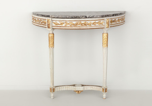 картинка Старинный консольный столик салоне старинных вещей "Шебби" являющийся официальным дистрибьютором в России и Беларуси