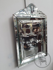 картинка Старинное настенное зеркало в стеклянной резной раме салоне старинных вещей "Шебби" являющийся официальным дистрибьютором в России и Беларуси