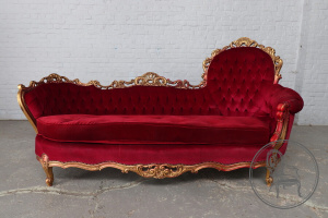 картинка Старинное ореховое рекамье в стиле рококо с флористической резьбой салоне старинных вещей "Шебби" являющийся официальным дистрибьютором в России и Беларуси