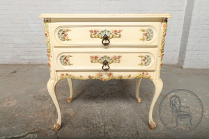 картинка Старинная тумбочка салоне старинных вещей "Шебби" являющийся официальным дистрибьютором в России и Беларуси