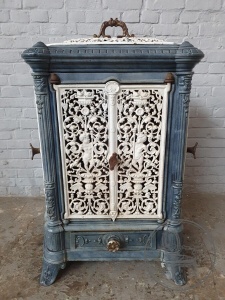 картинка Антикварная печь в стиле Ренессанс салоне старинных вещей "Шебби" являющийся официальным дистрибьютором в России и Беларуси