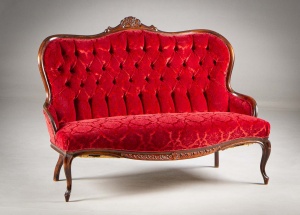картинка Старинная скамья в красной бархатной обивке со спинкой, декорированной цветочной резьбой салоне старинных вещей "Шебби" являющийся официальным дистрибьютором в России и Беларуси