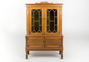 картинка Старинный посудный шкаф салоне старинных вещей "Шебби" являющийся официальным дистрибьютором в России и Беларуси