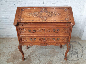 картинка Антикварный секретер из дуба в стиле эпохи Людовика XV салоне старинных вещей "Шебби" являющийся официальным дистрибьютором в России и Беларуси
