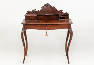 картинка Антикварный письменный стол салоне старинных вещей "Шебби" являющийся официальным дистрибьютором в России и Беларуси