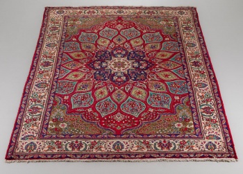 Старинный иранский ковер из шерсти и хлопка с цветочным узором и центральным медальоном код.&nbsp;RM4139031