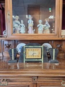 картинка Cтаринные часы с вазами из темного мрамора салоне старинных вещей "Шебби" являющийся официальным дистрибьютором в России и Беларуси