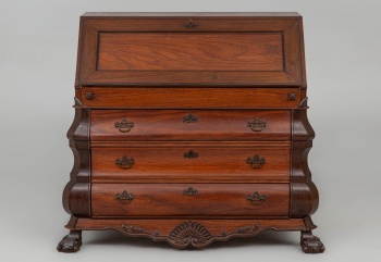 Антикварный секректер на ножках с птичьими лапами код. RM4101479