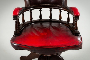 Старинное английское кресло из красного дерева и кожи код.&nbsp;RM4130218