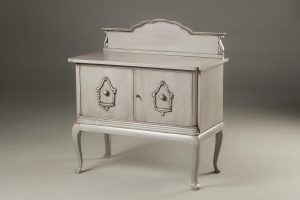 картинка Старинный дубовый комод на изогнутых ножках с фигурным изголовьем салоне старинных вещей "Шебби" являющийся официальным дистрибьютором в России и Беларуси