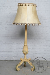 картинка Антикварный торшер салоне старинных вещей "Шебби" являющийся официальным дистрибьютором в России и Беларуси