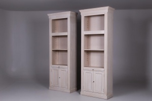 картинка Пара старинных открытых книжных шкафов салоне старинных вещей "Шебби" являющийся официальным дистрибьютором в России и Беларуси