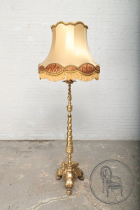 картинка Старинный торшер салоне старинных вещей "Шебби" являющийся официальным дистрибьютором в России и Беларуси