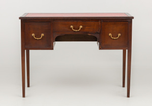 картинка Старинный письменный стол салоне старинных вещей "Шебби" являющийся официальным дистрибьютором в России и Беларуси