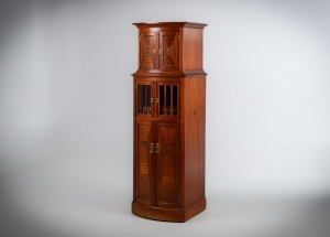 картинка Антикварный российский шкаф-витрина из красного дерева производства фабрики Юлиуса Генриха Циммермана салоне старинных вещей "Шебби" являющийся официальным дистрибьютором в России и Беларуси