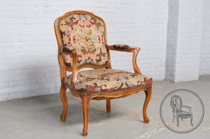 картинка Антикварное кресло салоне старинных вещей "Шебби" являющийся официальным дистрибьютором в России и Беларуси