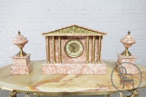картинка Старинные каминные часы с вазами (2 шт.) салоне старинных вещей "Шебби" являющийся официальным дистрибьютором в России и Беларуси
