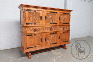 картинка Антикварный дубовый шкаф в готическом стиле с металлическими элементами салоне старинных вещей "Шебби" являющийся официальным дистрибьютором в России и Беларуси