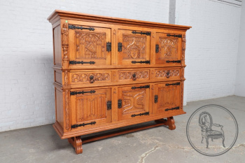 Антикварный дубовый шкаф в готическом стиле с металлическими элементами код. BE107382