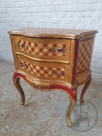 Старинный комод на высоких изогнутых ножках с резьбой, росписью и золочением код.&nbsp;BE4165514