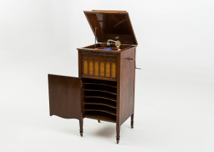 картинка Кабинетный патефон салоне старинных вещей "Шебби" являющийся официальным дистрибьютором в России и Беларуси