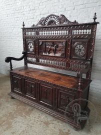 Антикварная скамья с сюжетной объемной резьбой код. BE4102421