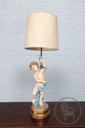 Антикварная настольная лампа с резной фигуркой в виде путти код. BE4096926