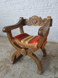 Старинное ореховое кресло с резьбой в виде картуша код. BE3259523