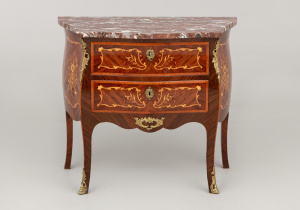 картинка Старинный комод салоне старинных вещей "Шебби" являющийся официальным дистрибьютором в России и Беларуси