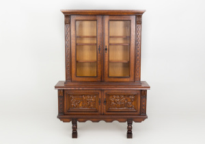 картинка Старинный посудный шкаф салоне старинных вещей "Шебби" являющийся официальным дистрибьютором в России и Беларуси