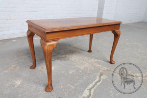 картинка Антикварный столик салоне старинных вещей "Шебби" являющийся официальным дистрибьютором в России и Беларуси