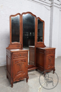 картинка Антикварный трельяж салоне старинных вещей "Шебби" являющийся официальным дистрибьютором в России и Беларуси