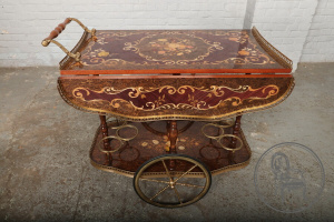 картинка Старинный сервировочный столик с маркетри салоне старинных вещей "Шебби" являющийся официальным дистрибьютором в России и Беларуси