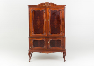 картинка Старинный посудный шкаф салоне старинных вещей "Шебби" являющийся официальным дистрибьютором в России и Беларуси