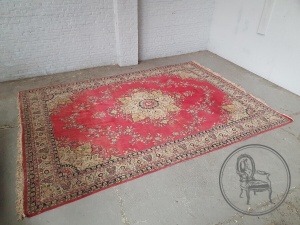 картинка Антикварный ковер в ориентальном стиле салоне старинных вещей "Шебби" являющийся официальным дистрибьютором в России и Беларуси