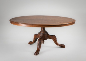 Старинный журнальный столик с маркетри на резном основании код.&nbsp;RM4165646