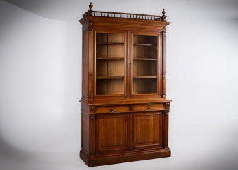 Старинный книжный шкаф с карнизом, декорированным балюстрадой код. RM4165360