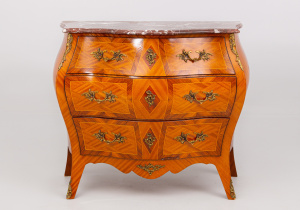 картинка Старинный комод салоне старинных вещей "Шебби" являющийся официальным дистрибьютором в России и Беларуси