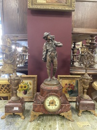 Cтаринные каминные часы со скульптурой и канделябры (2 шт.) код.&nbsp;FUN6