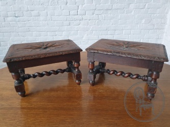 Антикварные дубовые банкетки (пара) с орнаментальной резьбой и винтовым основанием код. BE4096719