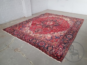 картинка Антикварный иранский шерстяной ковер салоне старинных вещей "Шебби" являющийся официальным дистрибьютором в России и Беларуси