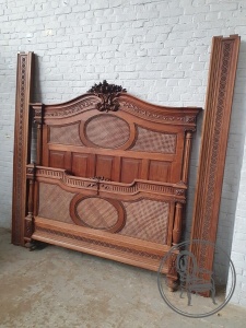 Антикварная резная кровать с плетеными вставками из ротанга код.&nbsp;BE4166810