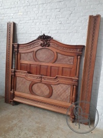 Антикварная резная кровать с плетеными вставками из ротанга код.&nbsp;BE4166810