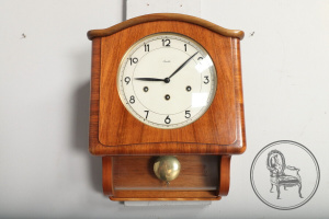 картинка Старинные настенные часы салоне старинных вещей "Шебби" являющийся официальным дистрибьютором в России и Беларуси