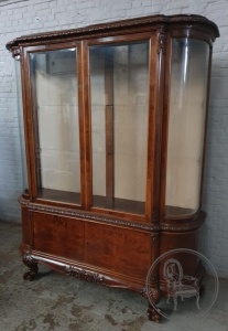 картинка Антикварная витрина из красного дерева в стиле Чиппендейл салоне старинных вещей "Шебби" являющийся официальным дистрибьютором в России и Беларуси