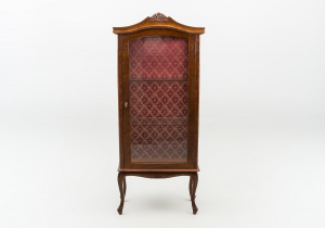 картинка Старинная витрина салоне старинных вещей "Шебби" являющийся официальным дистрибьютором в России и Беларуси