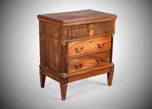 картинка Антикварный комод в классическом стиле с бронзовыми накладками салоне старинных вещей "Шебби" являющийся официальным дистрибьютором в России и Беларуси