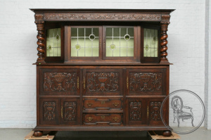 картинка Антикварный буфет салоне старинных вещей "Шебби" являющийся официальным дистрибьютором в России и Беларуси